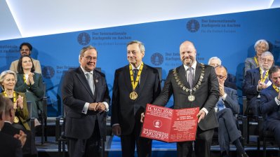 Mario Draghi bekommt die Medaille überreicht