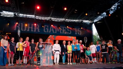 Gruppenbild mit Ministerpräsidentin Hannelore Kraft und jungen Sportlern