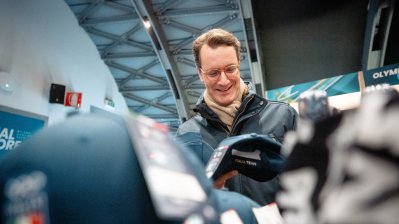 Ministerpräsident besucht das Eishockey Vorrundenspiel der Frauen, Deutschland – Italien