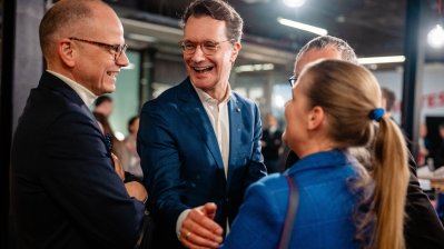 Ministerpräsident besucht das Eishockey Vorrundenspiel der Frauen, Deutschland – Italien