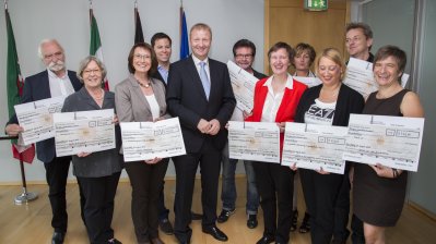 Minister Jäger überreicht Spendenschecks, 26.08.2013