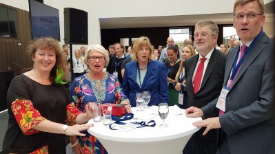 Zum 50. Geburtstag von FEPSAC haben alle gesungen: Karin Reismann, Bürgermeisterin von Münster; Prof. Anne-Marte Elbe, FEPSAC Präsidentin; Prof. Bernd Strauss, Kongress-Präsident; Prof. Johannes Wessels, Rektor der Uni Münster