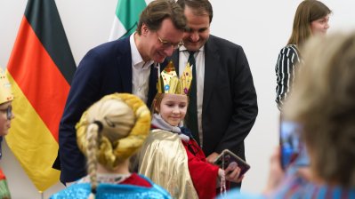 Ministerpräsident Hendrik Wüst empfängt Sternsinger zum traditionellen Dreikönigssingen