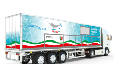 Ein Lastwagen mit einem Container beladen, auf dem das narwali Logo zu sehen ist