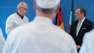 Entgegennahme der Neujahrsbrezel des Verbands des Rheinischen Bäckerhandwerks