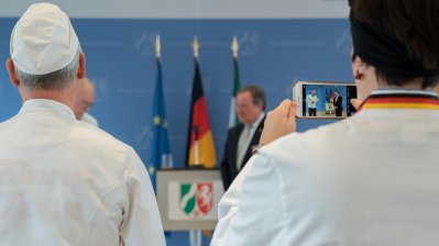 Entgegennahme der Neujahrsbrezel des Verbands des Rheinischen Bäckerhandwerks