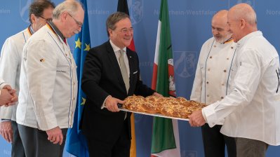 Entgegennahme der Neujahrsbrezel des Verbands des Rheinischen Bäckerhandwerks