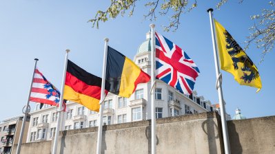 Mehrere Flaggen, darunter auch von Deutschland, Belgien und England.