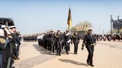 Militärparade von schwarz-uniformierten Soldaten.