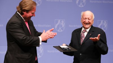 Minister der Finanzen, Lutz Lienenkämper, überreicht den Verdienstorden des Landes Nordrhein-Westfalen