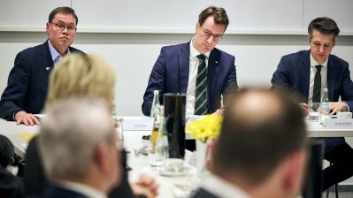 Ministerpräsident Hendrik Wüst im Gespräch mit Landräten 