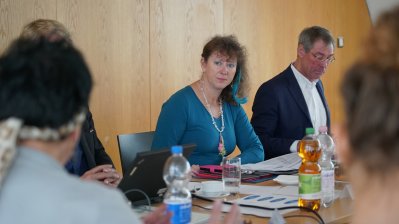 Nahaufnahme von Staatssekretärin Andrea Milz an einem Konferenztisch.