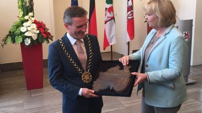 Ministerpräsidentin Hannelore Kraft überreicht Oberbürgermeister Thomas Geisel die Plakette zum NRW-Tag