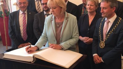 Ministerpräsidentin Hannelore Kraft trägt sich in das Goldene Buch der Landeshauptstadt ein