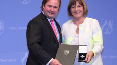 Minister der Finanzen, Lutz Lienenkämper, überreicht den Verdienstorden des Landes Nordrhein-Westfalen