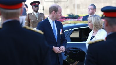 Prinz William  steigt aus dem Wagen, Ministerpräsidentin Hannelore Kraft begrüßt ihn
