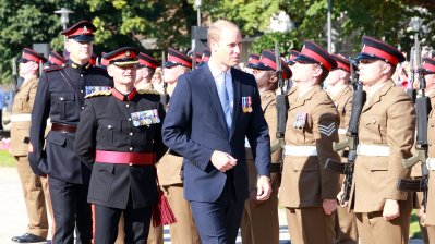 Prinz William schreitet an der Brigade vorbei