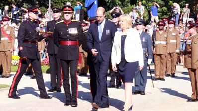 Prinz William und Ministerpräsidentin Hannelore Kraft schreiten an der Brigade vorbei