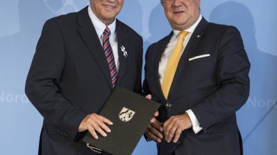 Verdienstorden des Landes Nordrhein-Westfalen an Harry Voigtsberger, Staatsminsiter a.D.