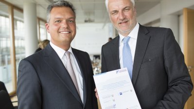 Das Foto zeigt  Prof. Dr. Volker Wittberg, Leiter der Forschungsgruppe der Bielefelder Fachhochschule des Mittelstands (FHM) und Wirtschaftsminister Garrelt Duin