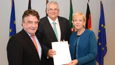 Arnsbergs Bürgermeister Hans-Josef Vogel im Kreise von Bauminister Michael Groschek und Ministerpräsidentin Hannelore Kraft.