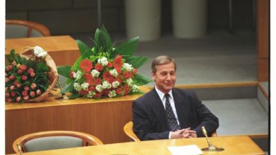 Das Bild zeigt Wolfgang Clement nach seiner Wahl zum Ministerpräsidenten 1998 auf der Kabinettbank im nordhrein-westfälischen Landtag.