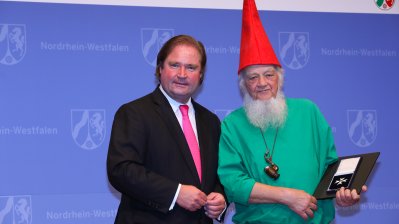 Minister der Finanzen, Lutz Lienenkämper, überreicht den Verdienstorden des Landes Nordrhein-Westfalen