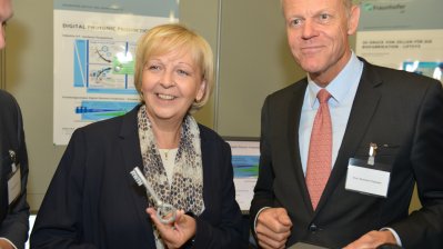 Ministerpräsidentin Kraft betrachtet einen 3D gedruckten Schlüssel mit den Buchstaben RWTH als Schlüsselbart