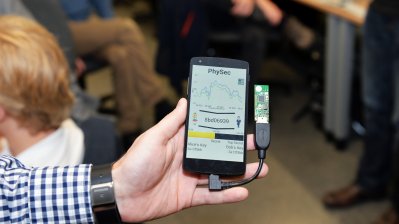 Ein Handy zeigt eine Kryptographie-App mit einem angesteckten Gerät