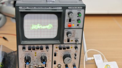 Ein Oscilator ist an ein Gerät Angeschlossen