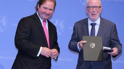 Minister der Finanzen, Lutz Lienenkämper, überreicht den Verdienstorden des Landes Nordrhein-Westfalen