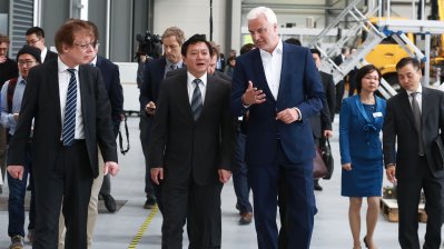 Minister Duin und Generalkonsul Feng besuchen XCMG Europe