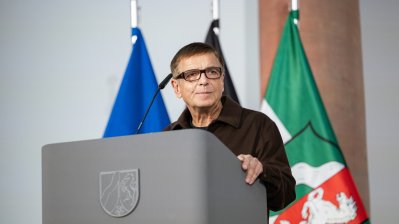 Andreas Gursky steht am Rednerpult und hält eine kurze Rede