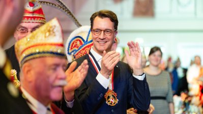 Ministerpräsident Hendrik Wüst verleiht den Karnevalsorden der Landesregierung an Kindertollitäten aus Nordrhein-Westfalen