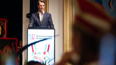 Ministerpräsident Hendrik Wüst verleiht den Karnevalsorden der Landesregierung an Kindertollitäten aus Nordrhein-Westfalen