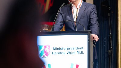 Ministerpräsident Hendrik Wüst verleiht den Karnevalsorden der Landesregierung an Kindertollitäten aus Nordrhein-Westfalen