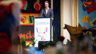 Ministerpräsident Hendrik Wüst verleiht den Karnevalsorden der Landesregierung an Kindertollitäten aus Nordrhein-Westfalen