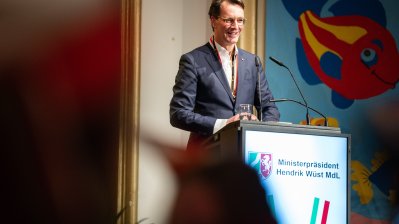 Ministerpräsident Hendrik Wüst verleiht den Karnevalsorden der Landesregierung an Kindertollitäten aus Nordrhein-Westfalen