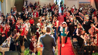 Ministerpräsident Hendrik Wüst verleiht den Karnevalsorden der Landesregierung an Kindertollitäten aus Nordrhein-Westfalen