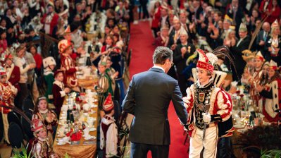 Ministerpräsident Hendrik Wüst verleiht den Karnevalsorden der Landesregierung an Kindertollitäten aus Nordrhein-Westfalen