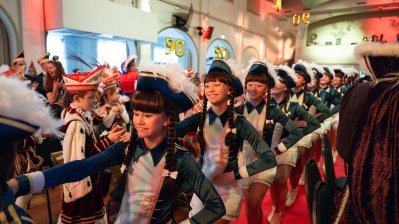 Ministerpräsident Hendrik Wüst verleiht den Karnevalsorden der Landesregierung an Kindertollitäten aus Nordrhein-Westfalen