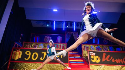 Ministerpräsident Hendrik Wüst verleiht den Karnevalsorden der Landesregierung an Kindertollitäten aus Nordrhein-Westfalen