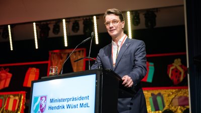 Ministerpräsident Hendrik Wüst verleiht den Karnevalsorden der Landesregierung an Kindertollitäten aus Nordrhein-Westfalen