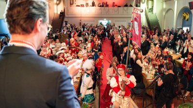 Ministerpräsident Hendrik Wüst verleiht den Karnevalsorden der Landesregierung an Kindertollitäten aus Nordrhein-Westfalen
