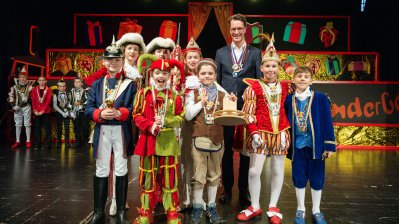 Ministerpräsident Hendrik Wüst verleiht den Karnevalsorden der Landesregierung an Kindertollitäten aus Nordrhein-Westfalen