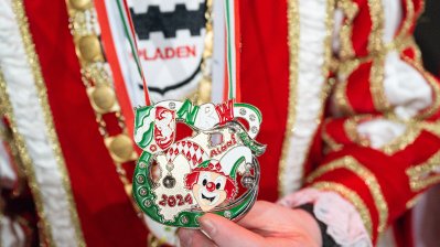 Ministerpräsident Hendrik Wüst verleiht den Karnevalsorden der Landesregierung an Kindertollitäten aus Nordrhein-Westfalen