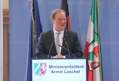 Ministerpräsident Armin Laschet zeichnet 19 Bürgerinnen und Bürger mit dem Landesverdienstorden aus