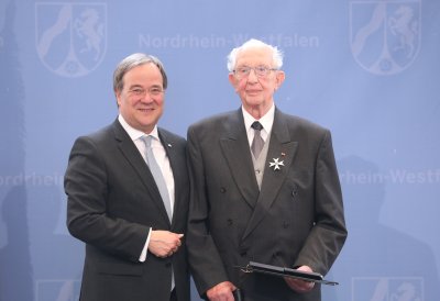 Ministerpräsident Armin Laschet zeichnet 19 Bürgerinnen und Bürger mit dem Landesverdienstorden aus