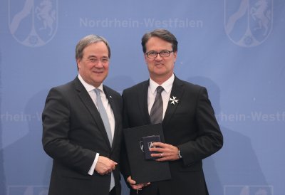 Ministerpräsident Armin Laschet zeichnet 19 Bürgerinnen und Bürger mit dem Landesverdienstorden aus