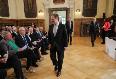 Ministerpräsident Armin Laschet zeichnet 19 Bürgerinnen und Bürger mit dem Landesverdienstorden aus